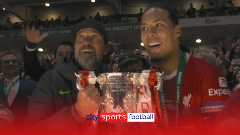 Liverpool&#39;s Klopp and Van Dijk lift the trophy